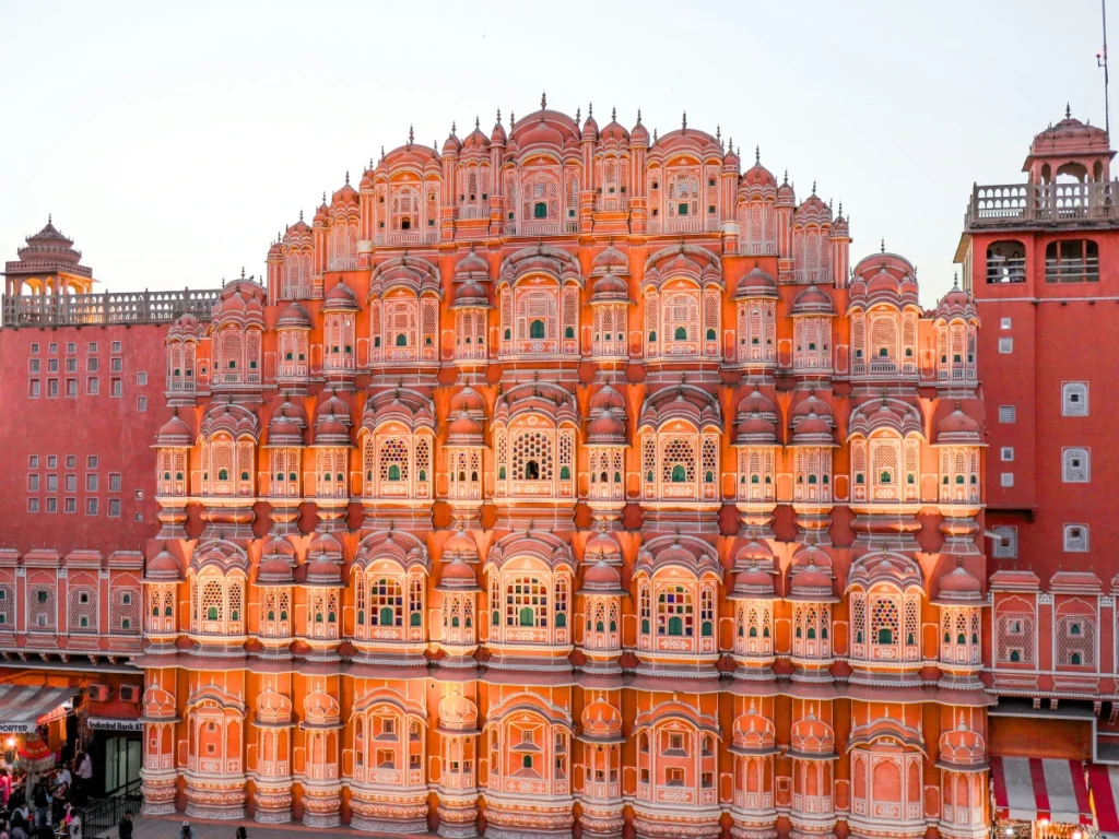Hawa Mahal Jaipur – Iconic red sandstone palace with intricate lattice windows in Rajasthan, India